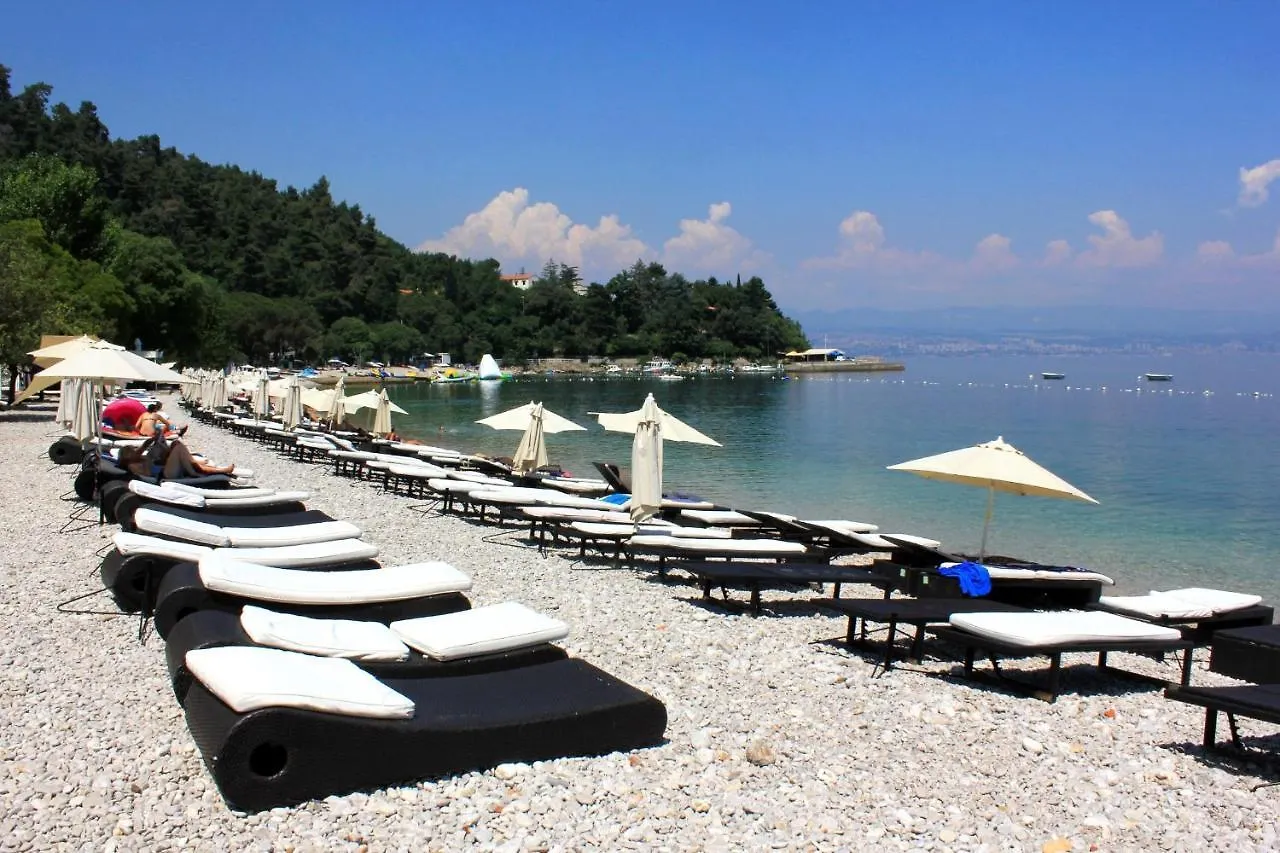 Apartments By The Sea Medveja, Opatija - 7722 ロヴラン